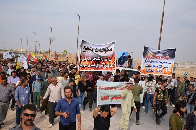 Şêniyên Bakur û Rojhilatê Sûriyê li ber bargeha Koalîsyona Navdewletî çalakiya protestoyê li dar xistin