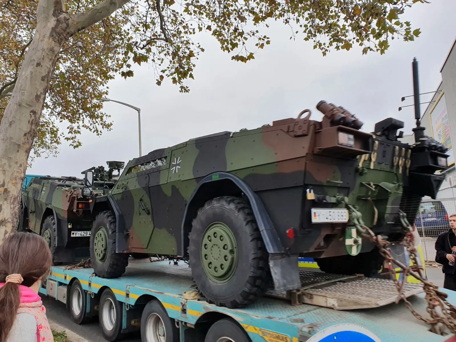 Ciwanên Kurd û Alman li ber kargeha çekan difroşe Tirkiyê çalakî kirin