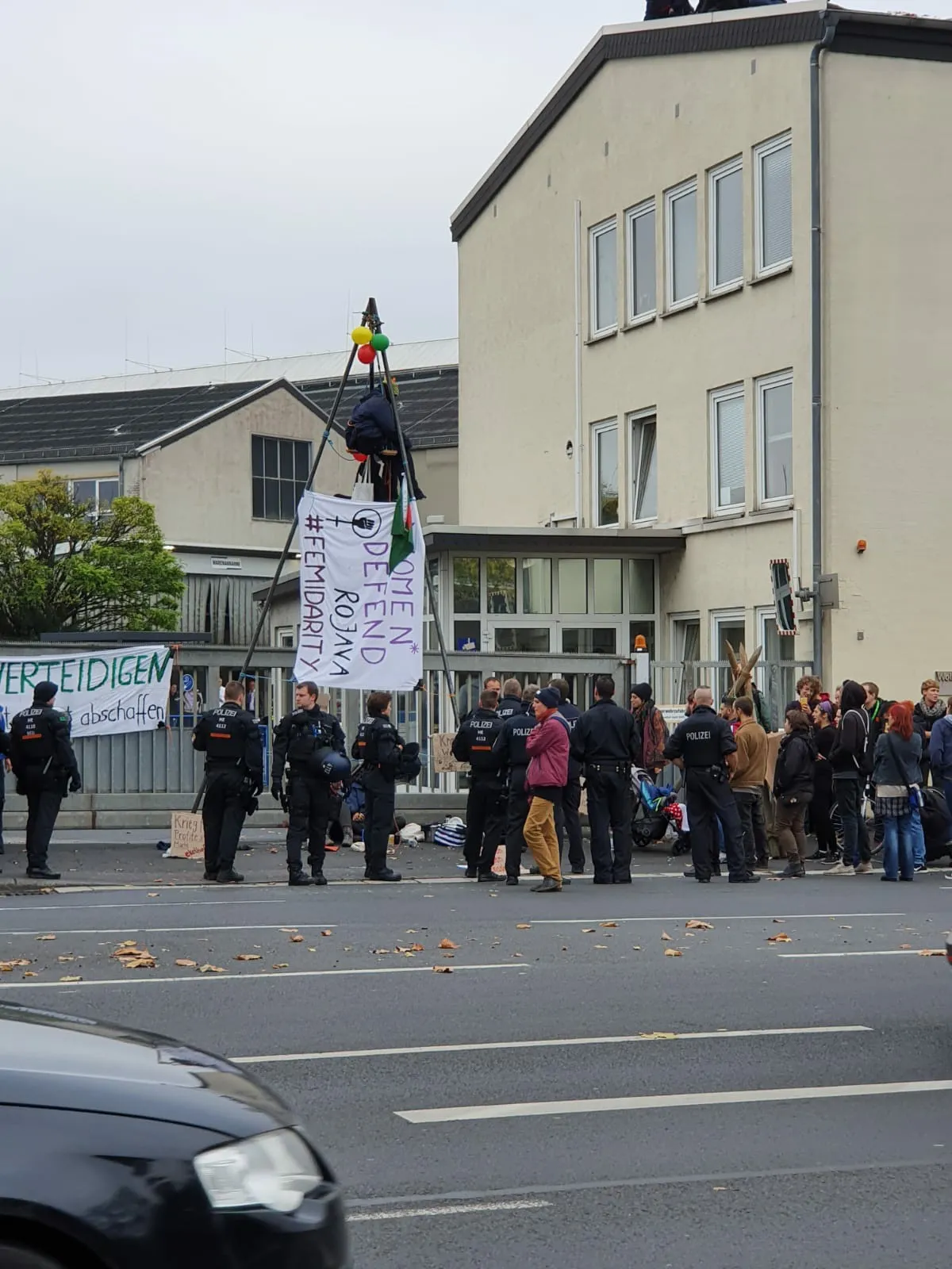 Ciwanên Kurd û Alman li ber kargeha çekan difroşe Tirkiyê çalakî kirin