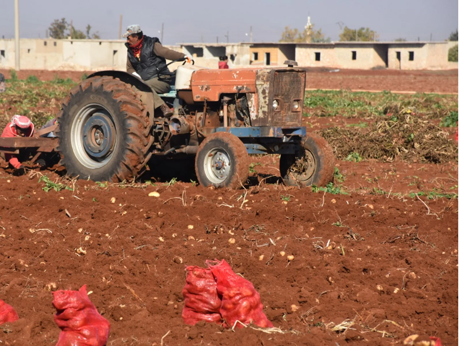 Şêniyên Efrînê bi derfetên kêm ambargoya hatiye ferzkirin, dişkînin