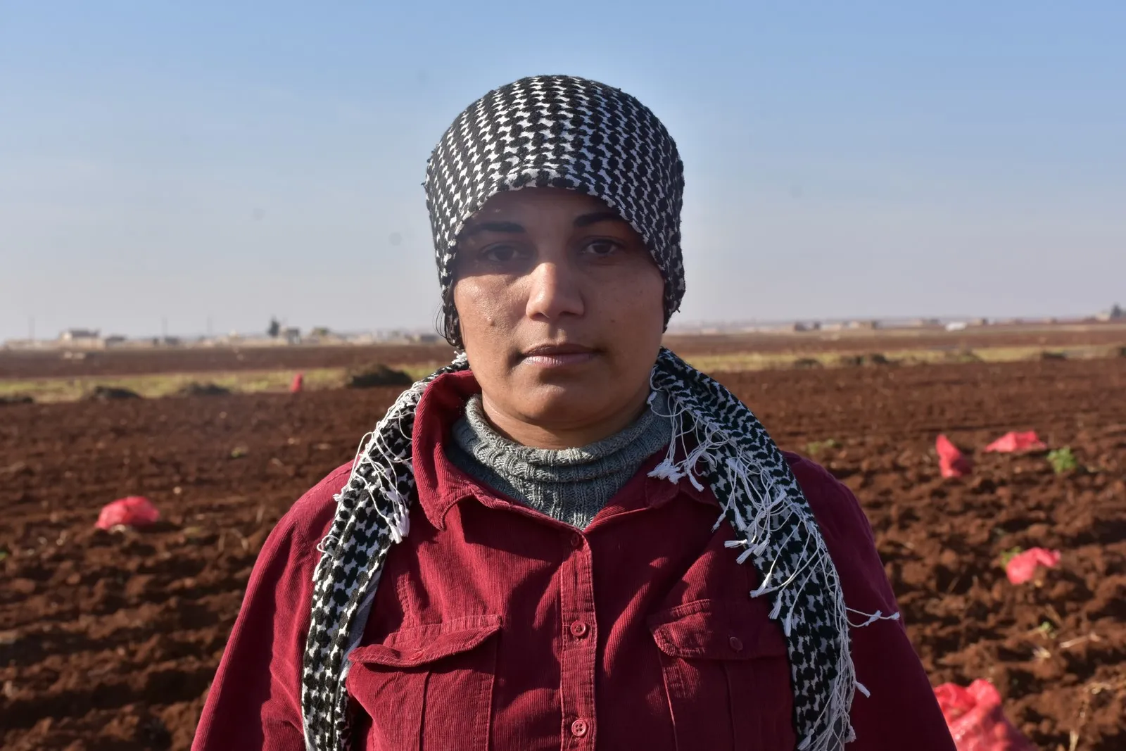 Şêniyên Efrînê bi derfetên kêm ambargoya hatiye ferzkirin, dişkînin