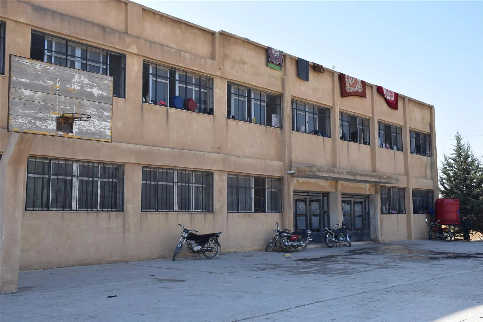 Êşa wî girantir e.. 4 kes ji malbata wî hîna di bin enkazê de ne