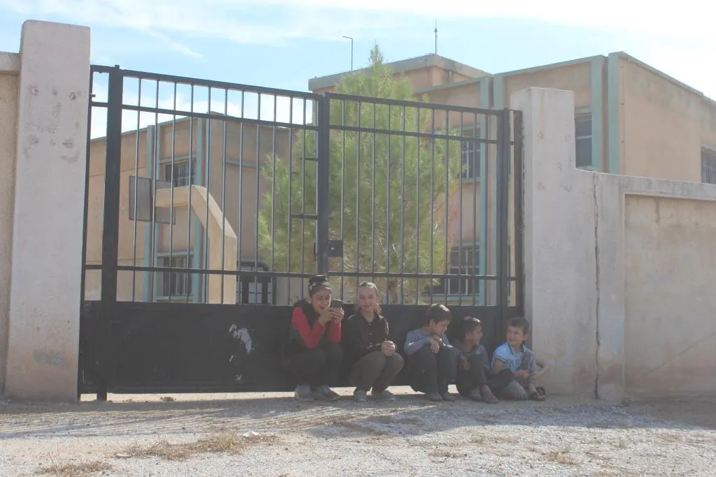 Êrişa Tirkiyê bi hezaran xwendekarên navçeya Dirbêsiyê bê xwendin hişt
