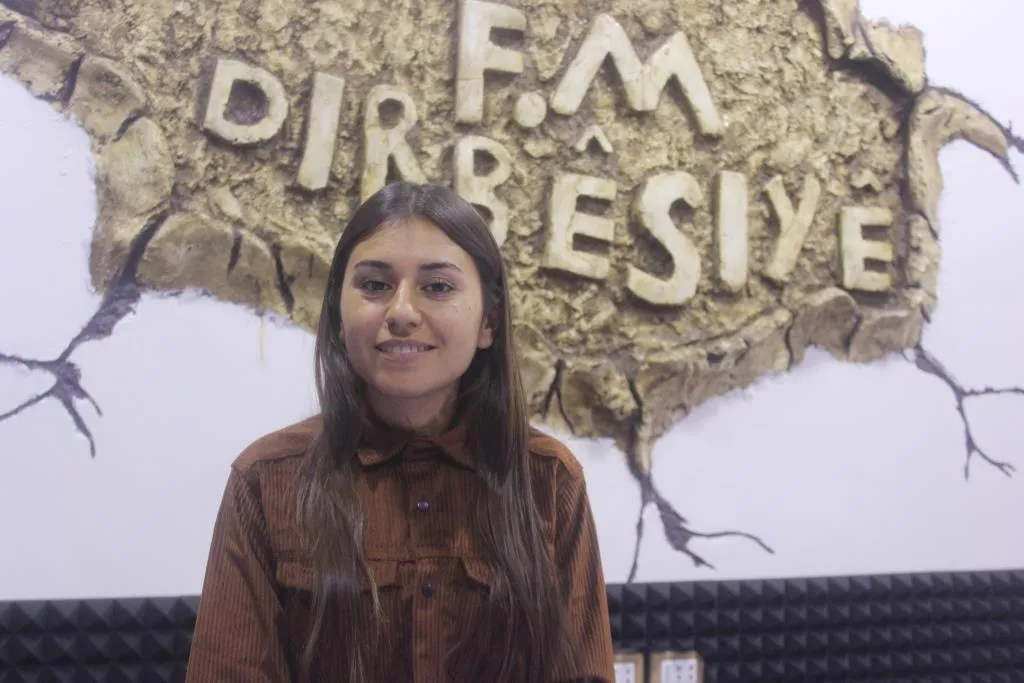 Ruxmî êrişên elektronîk ‘Dirbêsiyê FM’ ragihandina rastiyan dewam dike