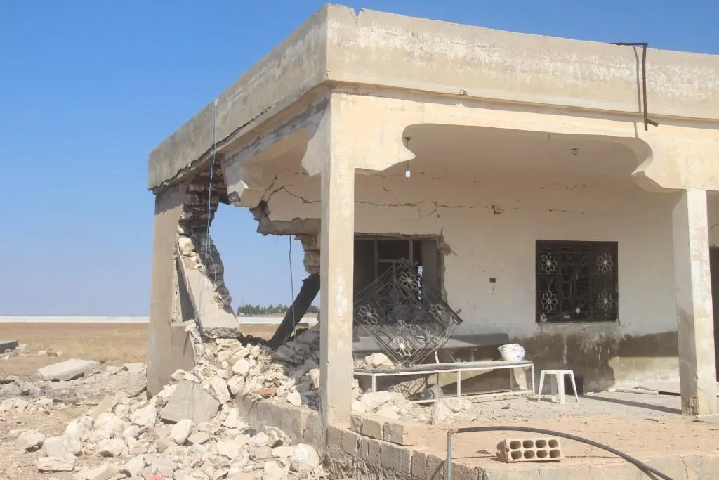 Gundiyên Kobanê ku malên wan ji ber bombebarana Tirkiyê rûxiyan, sererast dikin