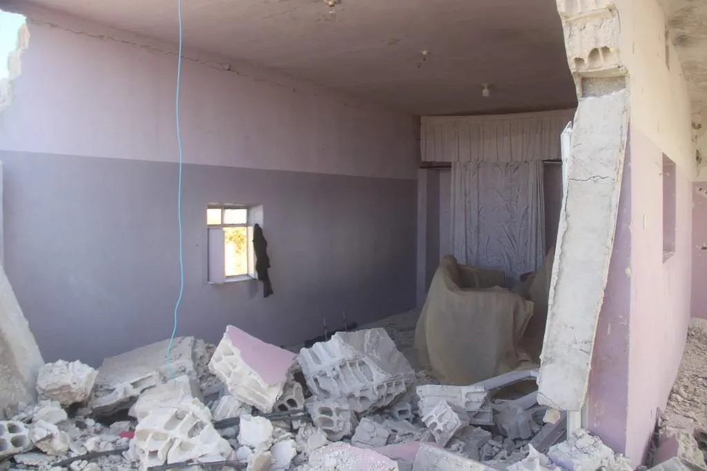 Gundiyên Kobanê ku malên wan ji ber bombebarana Tirkiyê rûxiyan, sererast dikin
