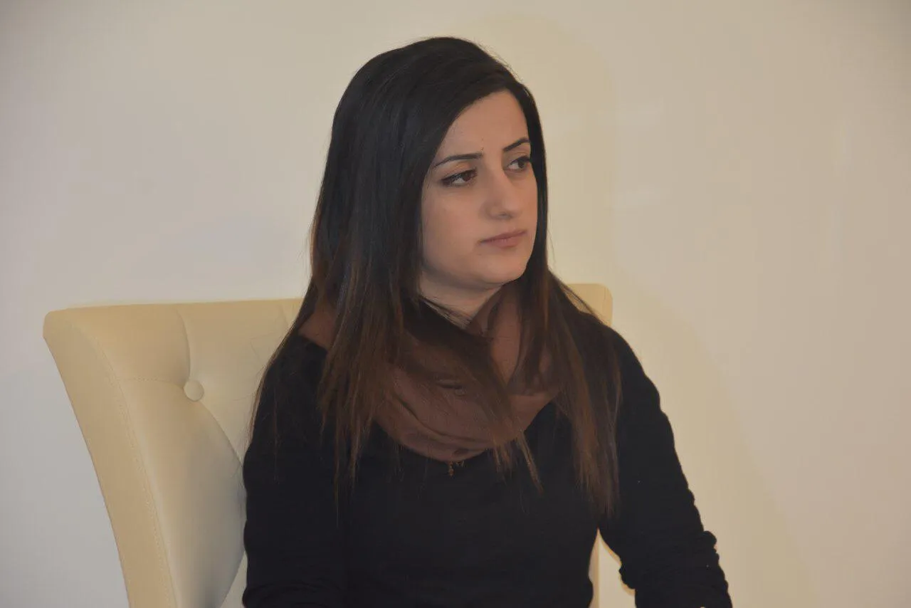 Sara yekemîn kes e ku doza li dijî binpêkirinên Tirkiyê îmze kir