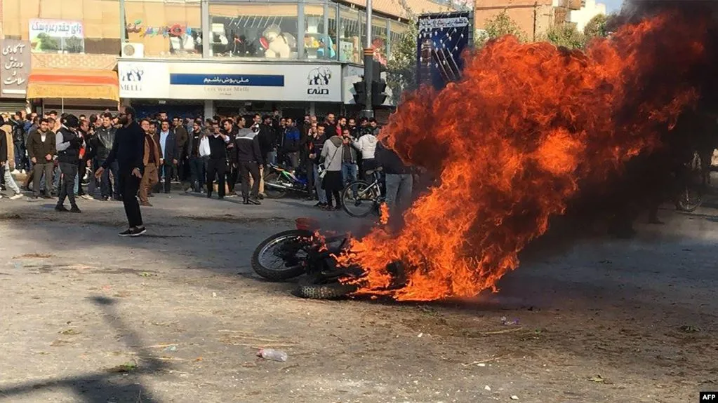 3 pasdarên Îranê hatin kuştin û buroyeke Xaminey hat şewitandin