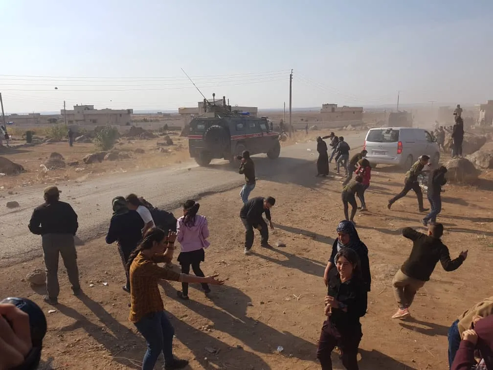 Şêniyên Kobanê bi rêbazê xwe yê taybet wiha pêşwaziya dewriyên hevbeş kir!