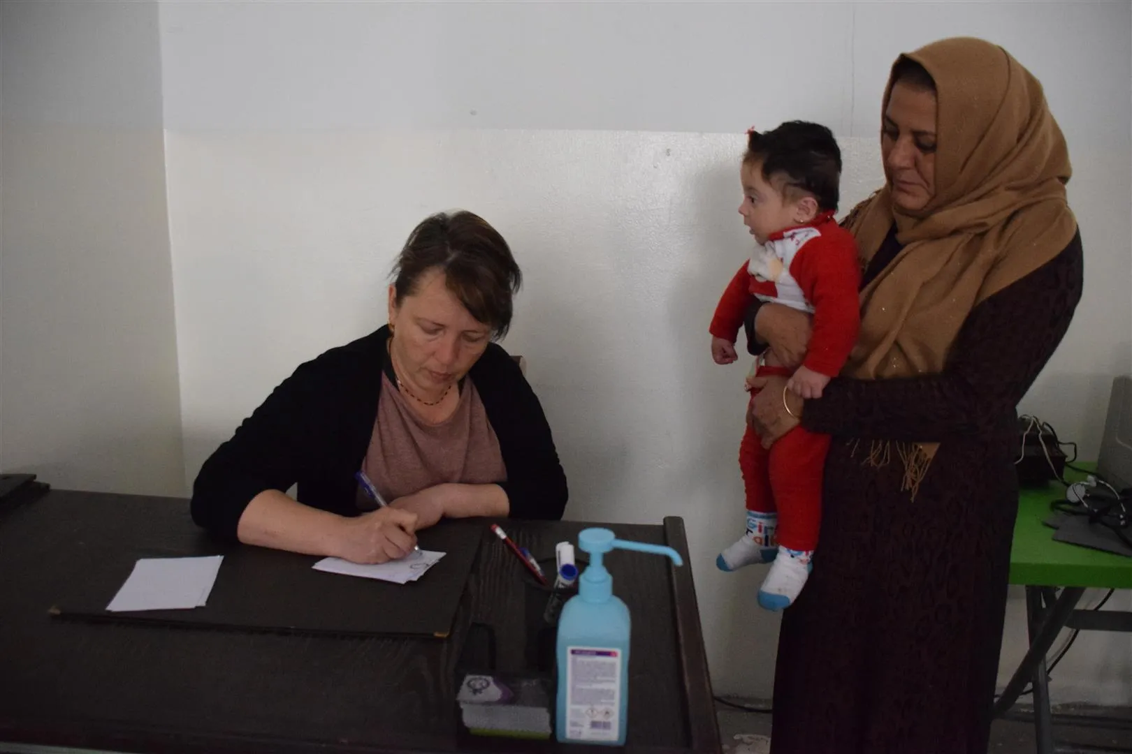 Weqfa Jinên Azad li Hesekê xizmeta koçberên ji Serêkaniyê dike