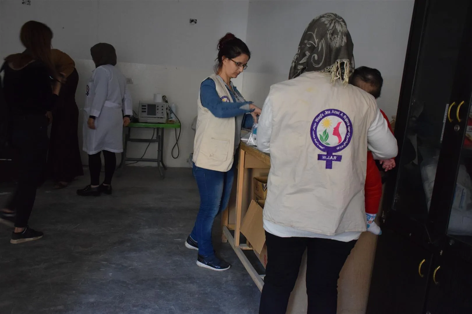 Weqfa Jinên Azad li Hesekê xizmeta koçberên ji Serêkaniyê dike