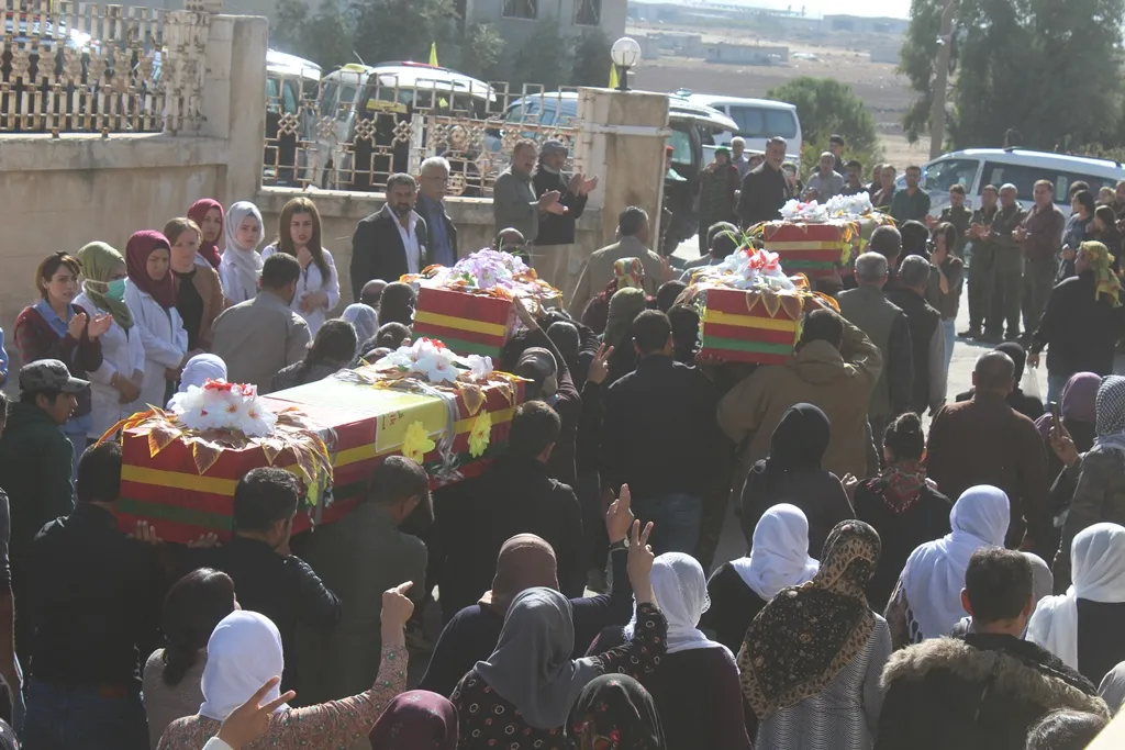 Li Dêrikê 5 şehîdên Berxwedana Rûmetê hatin oxirkirin