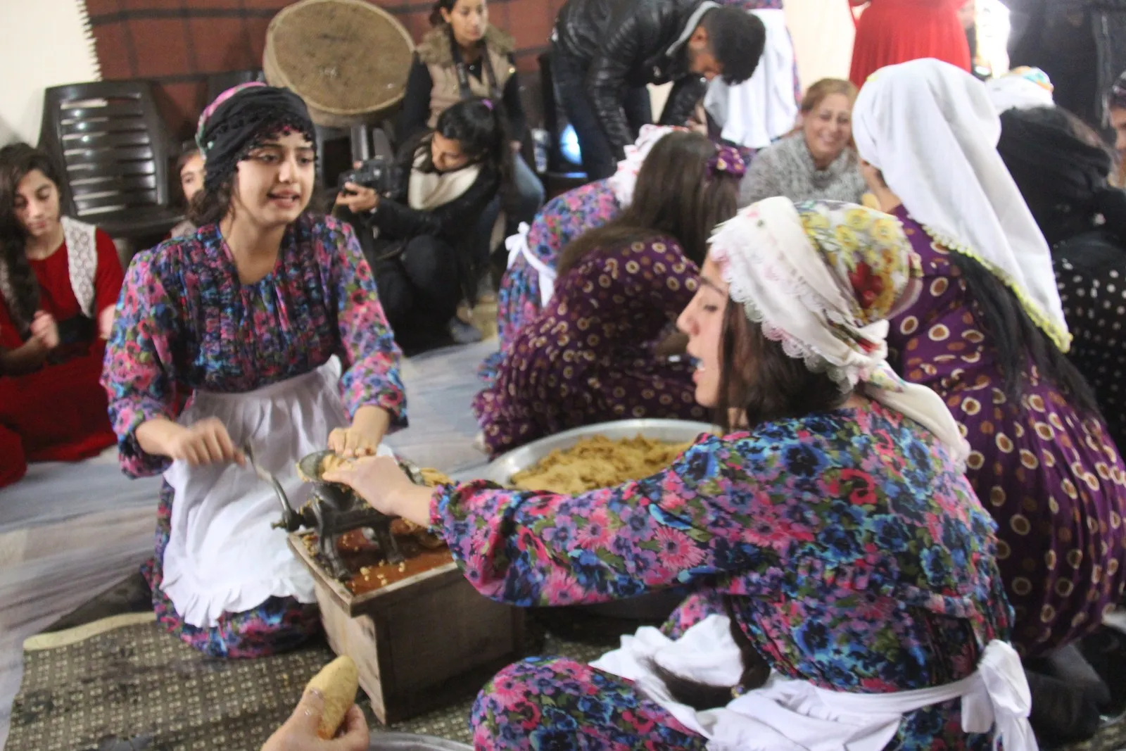Tevgera Hîlala Zêrîn çalakiyên çandî li kampa Serdemê li dar xistin