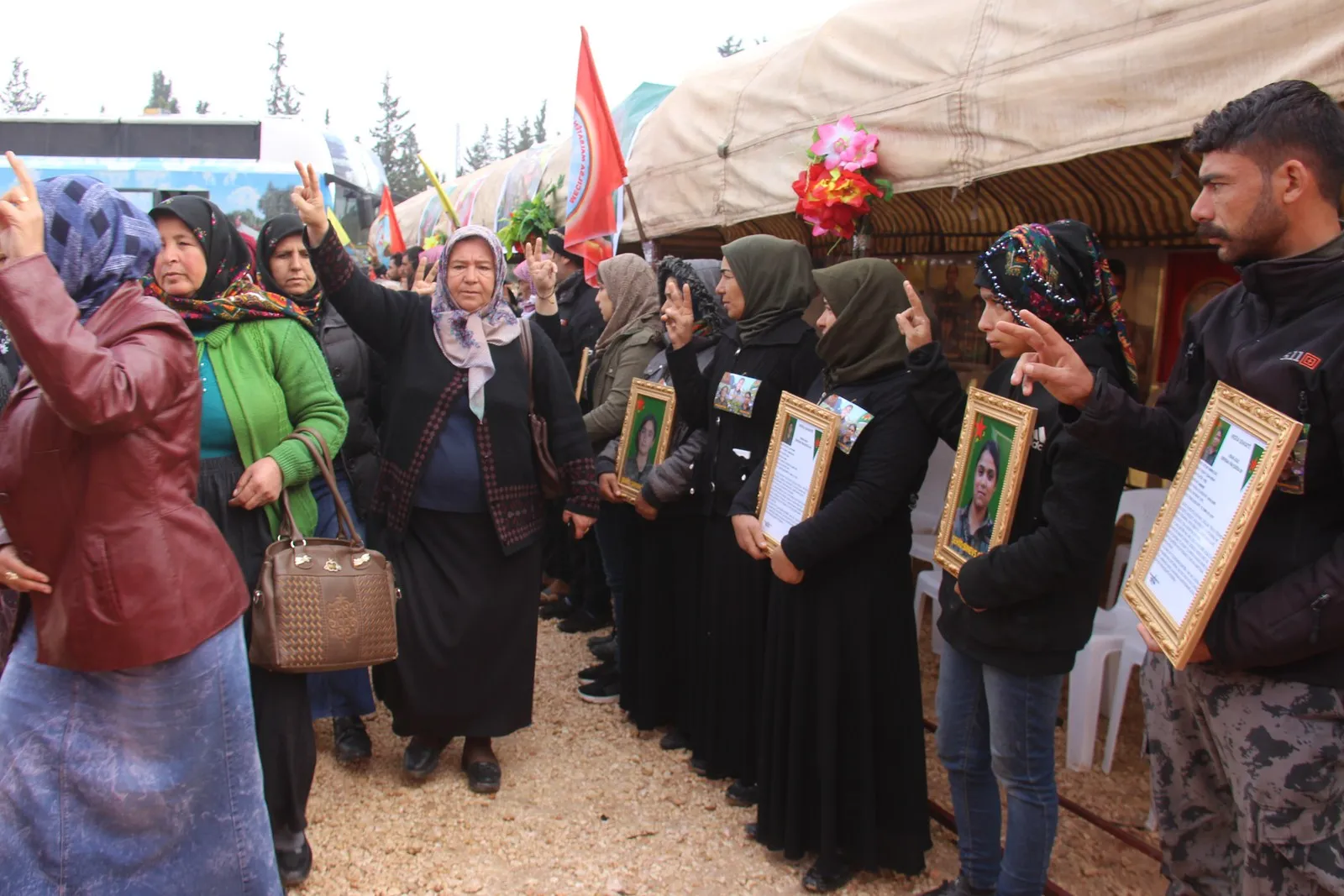 Şêniyên Efrînê sersaxî da malbatên şehîdên Berxwedana Rûmetê