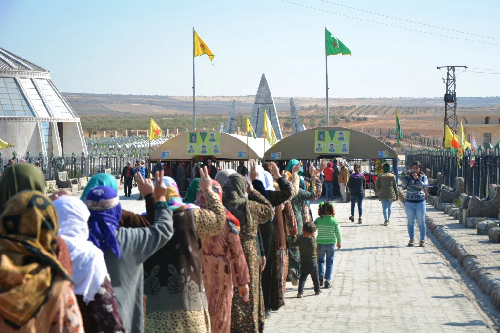 Şêniyên Kobanê sersaxî ji malbatên 5 şehîdan re xwest