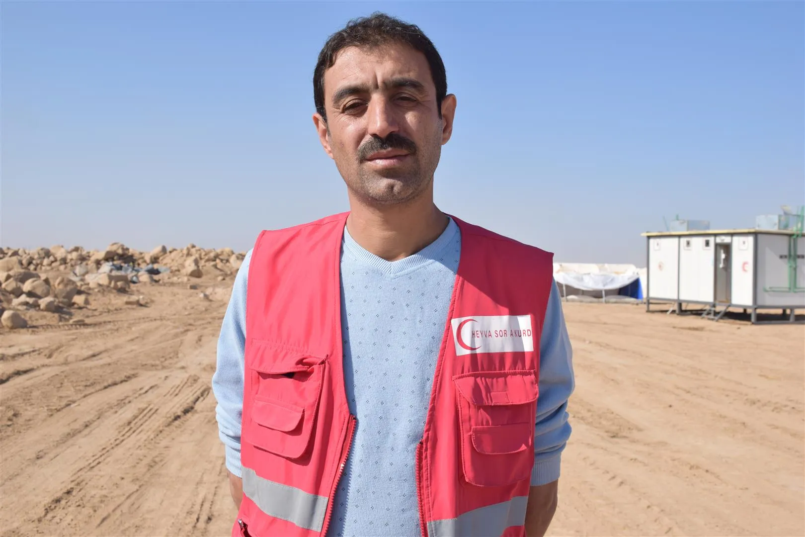 Heyva Sor alîkarî li koçberên li Kampa Waşokanî belav kir