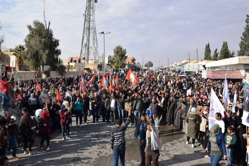 Şêniyên Bakur û Rojhilatê Sûriyê li dijî dewleta Tirk li Eyn Îsayê meşek li dar xist