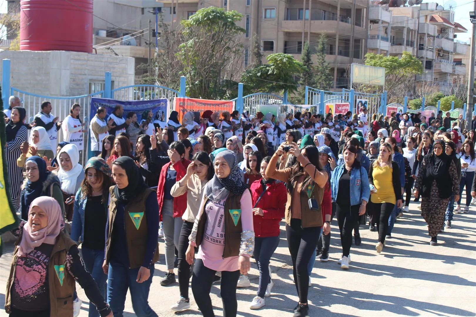 Dayika Hevrîn bang li NY’yê kir: Çima hûn piştevaniya kujerên zarok û jinan dikin?