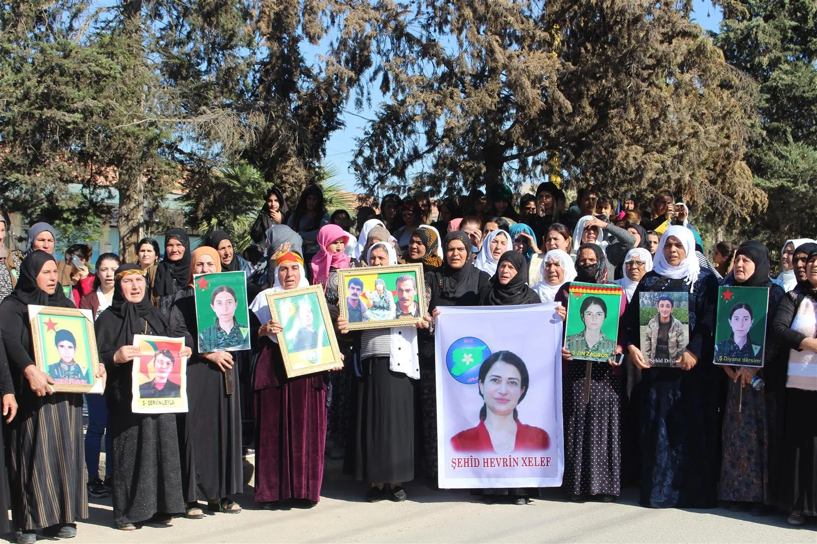 Dayika Hevrîn bang li NY’yê kir: Çima hûn piştevaniya kujerên zarok û jinan dikin?