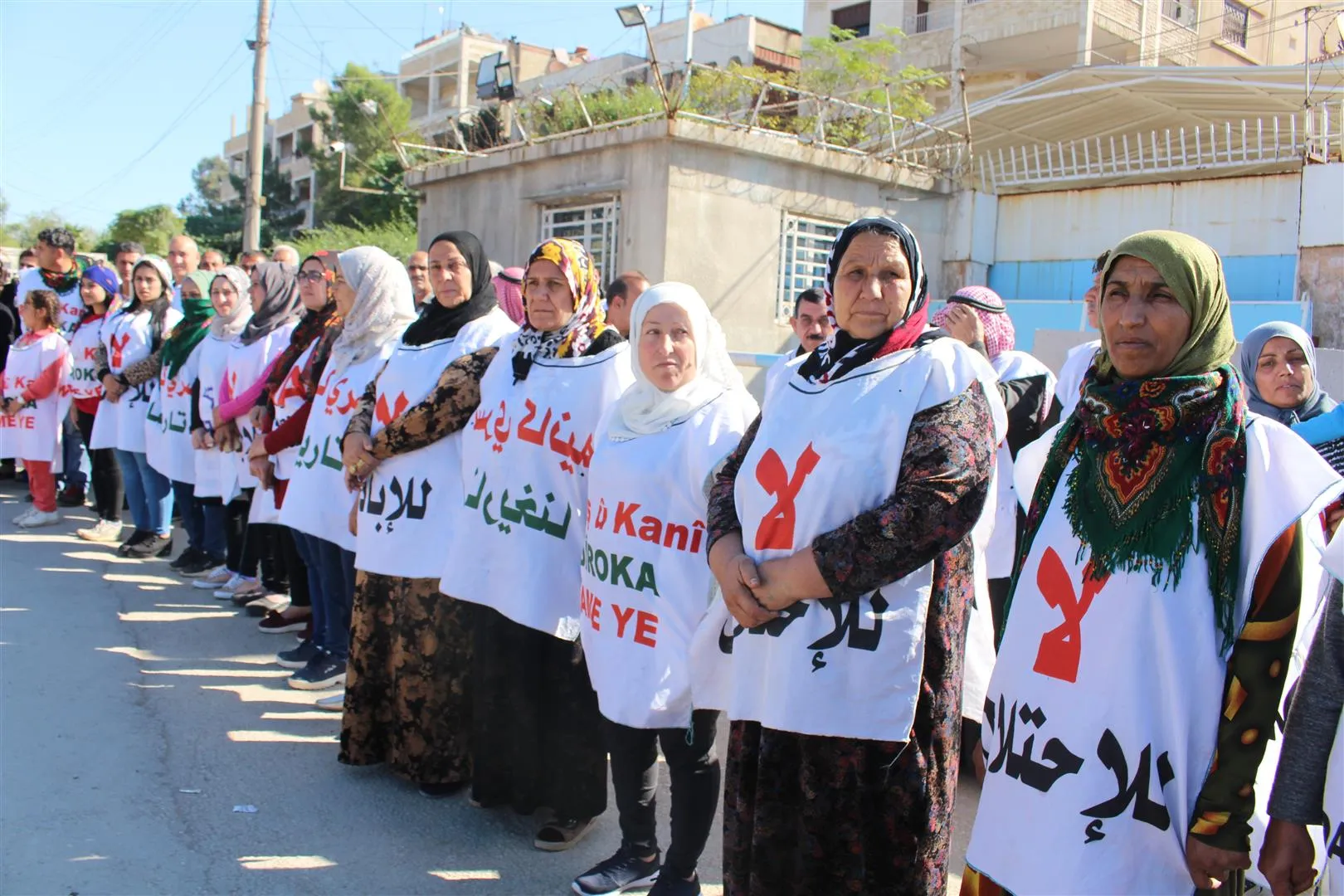 Dayika Hevrîn bang li NY’yê kir: Çima hûn piştevaniya kujerên zarok û jinan dikin?