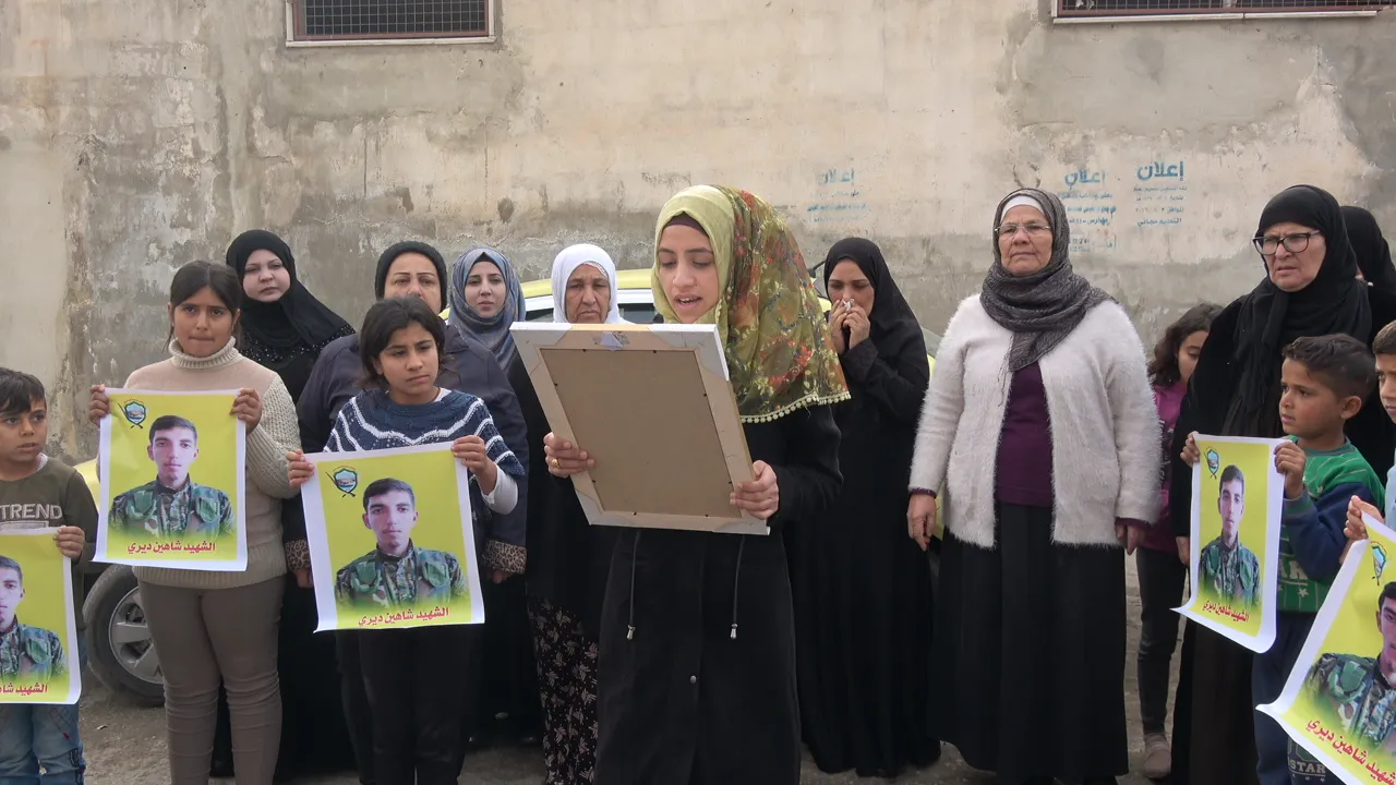 Meclisa Malbatên Şehîdan wesîqeya şehîd Semîr pêşkêşî malbatê kir
