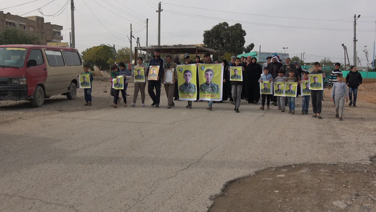 Meclisa Malbatên Şehîdan wesîqeya şehîd Semîr pêşkêşî malbatê kir