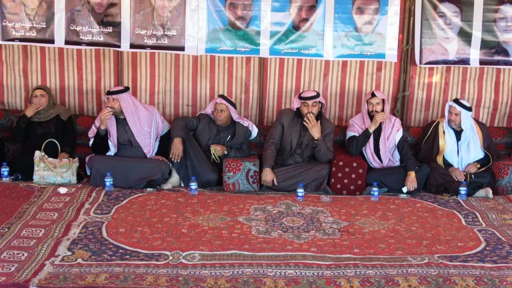Şêx û rûspiyên eşîrên Tebqayê serdana konê xwepêşandanê kir