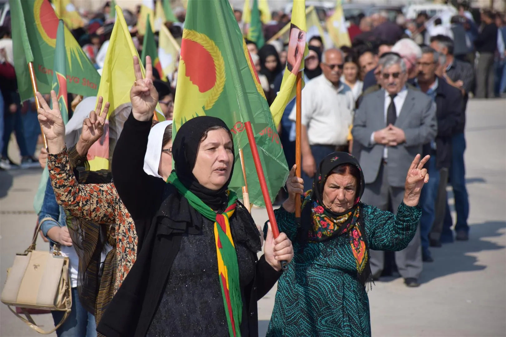 Çalakiya li ber avahiya NY‘yê ya li Qamişloyê di roja 5‘an didome
