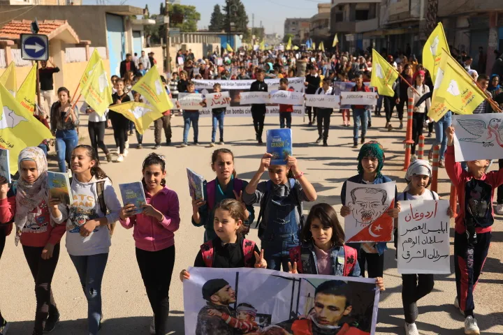 Xwendekarên Qamişlo li dijî qetilkirina zarokan meşiyan