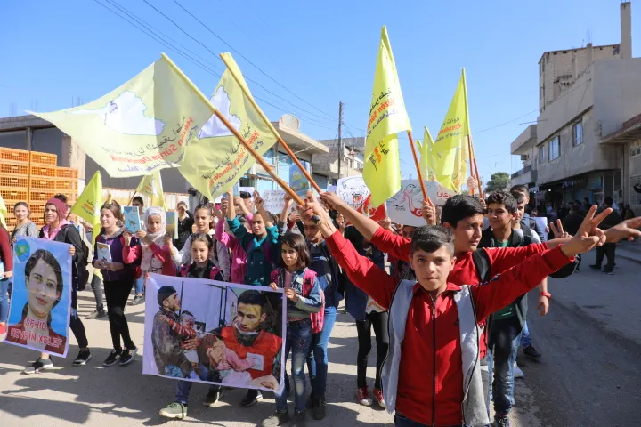 Xwendekarên Qamişlo li dijî qetilkirina zarokan meşiyan