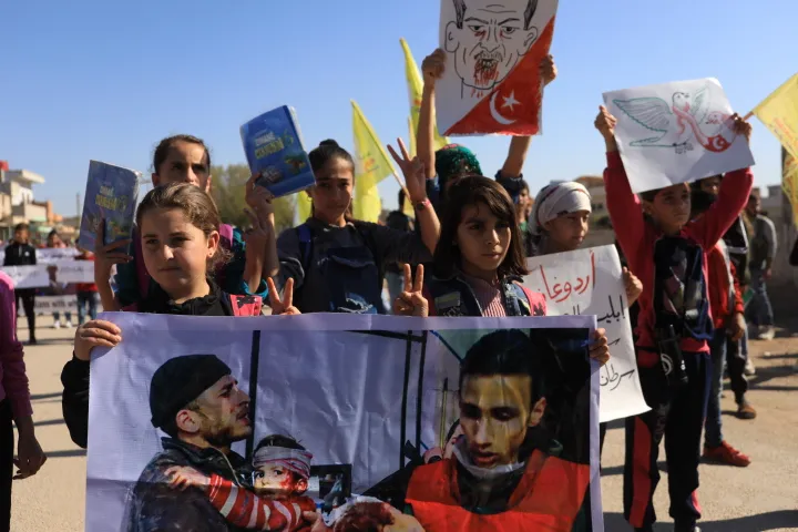 Xwendekarên Qamişlo li dijî qetilkirina zarokan meşiyan