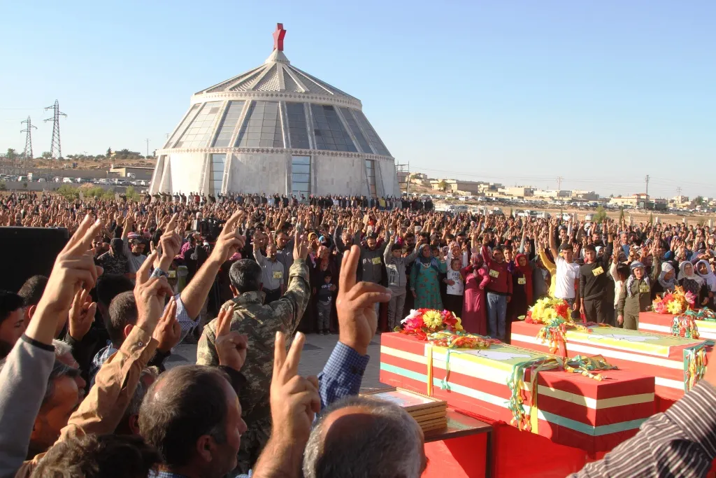 Cenazeyê 3 şehîdên Berxwedana Rûmetê li Kobanê hatin veşartin