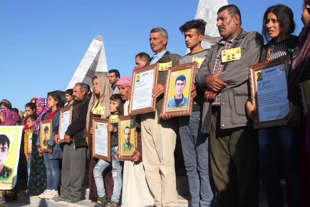 Cenazeyê 3 şehîdên Berxwedana Rûmetê li Kobanê hatin veşartin