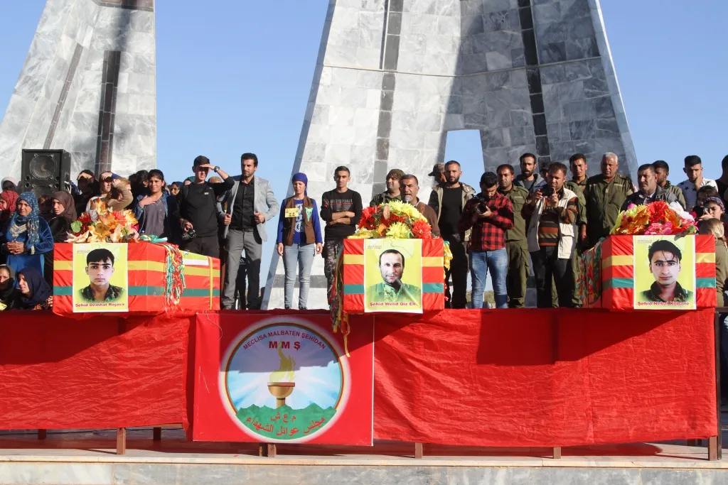 Cenazeyê 3 şehîdên Berxwedana Rûmetê li Kobanê hatin veşartin