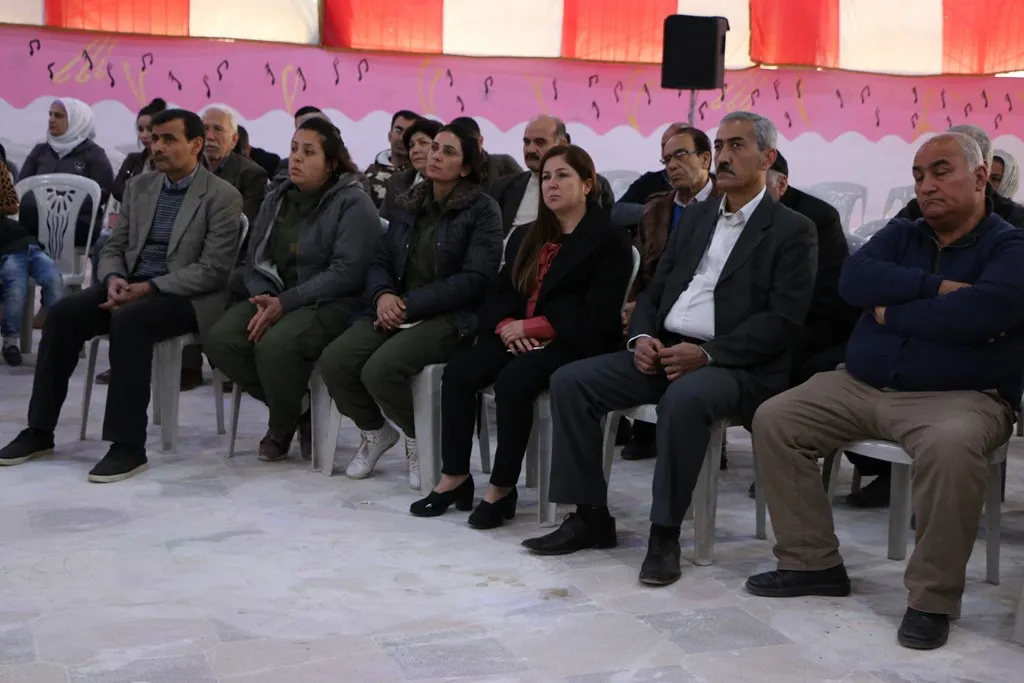 Li Helebê di şevburêkekê de Berxwedana Rûmetê hate silavkirin
