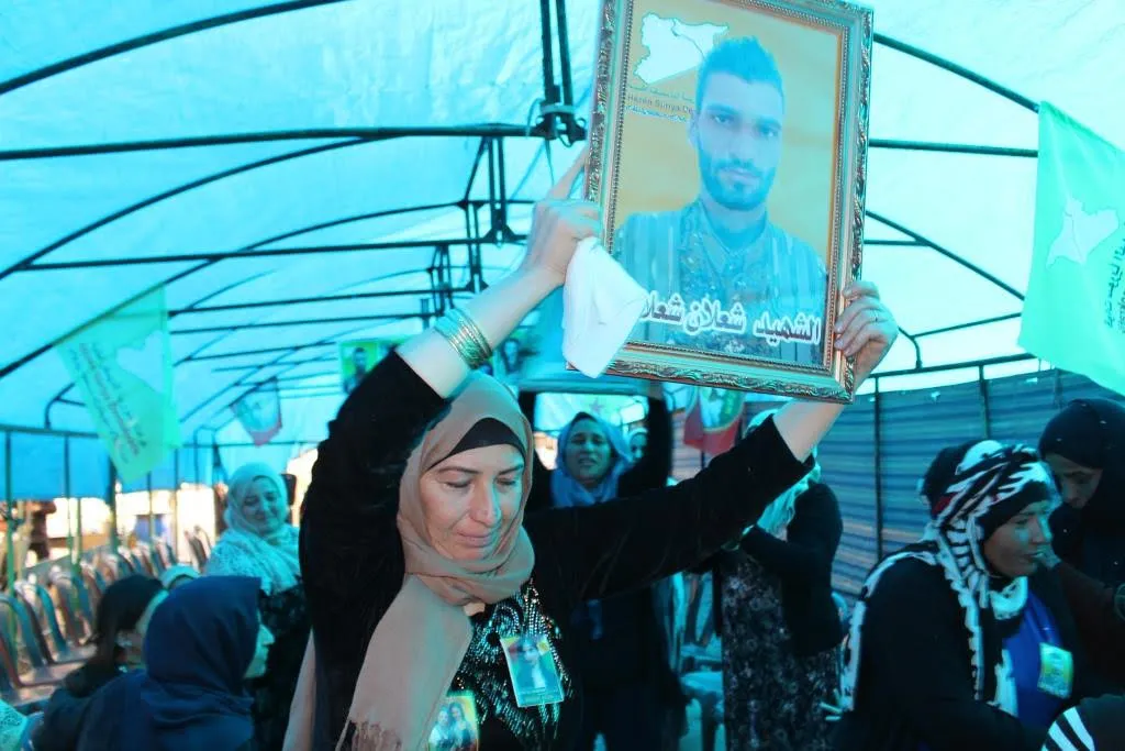 Sersaxî ji malbatên şehîdên Berxwedana Rûmetê û teqînên Qamişlo re hate xwestin
