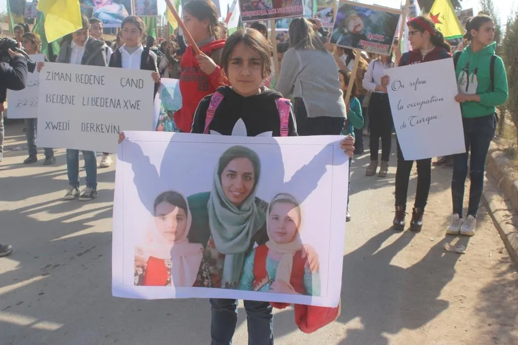 Mamoste û şagirtinên Dirbêsiyê li dijî biryara darvekirina  mamoste Zehara meşiyan