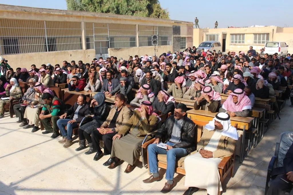 Rêveberiya Xweser bi şêniyên gundewarên Reqayê re civiya