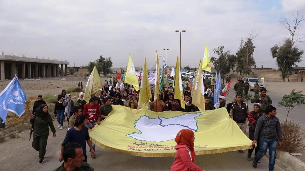 Bi hezaran şêniyên Reqayê ji bo rawestandina êrişan meşiyan