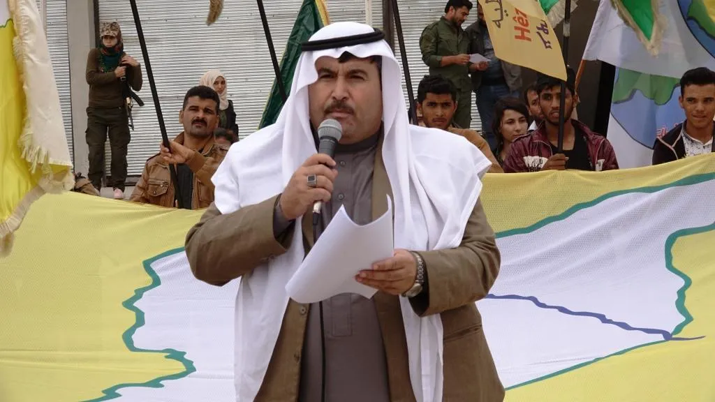 Bi hezaran şêniyên Reqayê ji bo rawestandina êrişan meşiyan