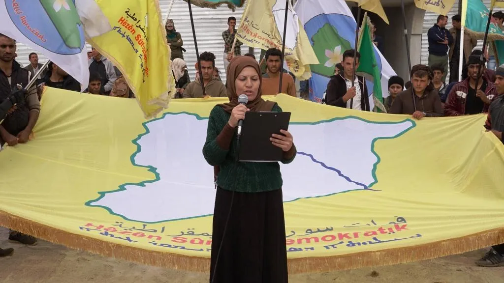 Bi hezaran şêniyên Reqayê ji bo rawestandina êrişan meşiyan