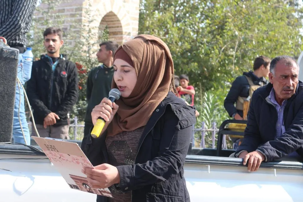 Bi hezaran şêniyên Reqayê ji bo rawestandina êrişan meşiyan