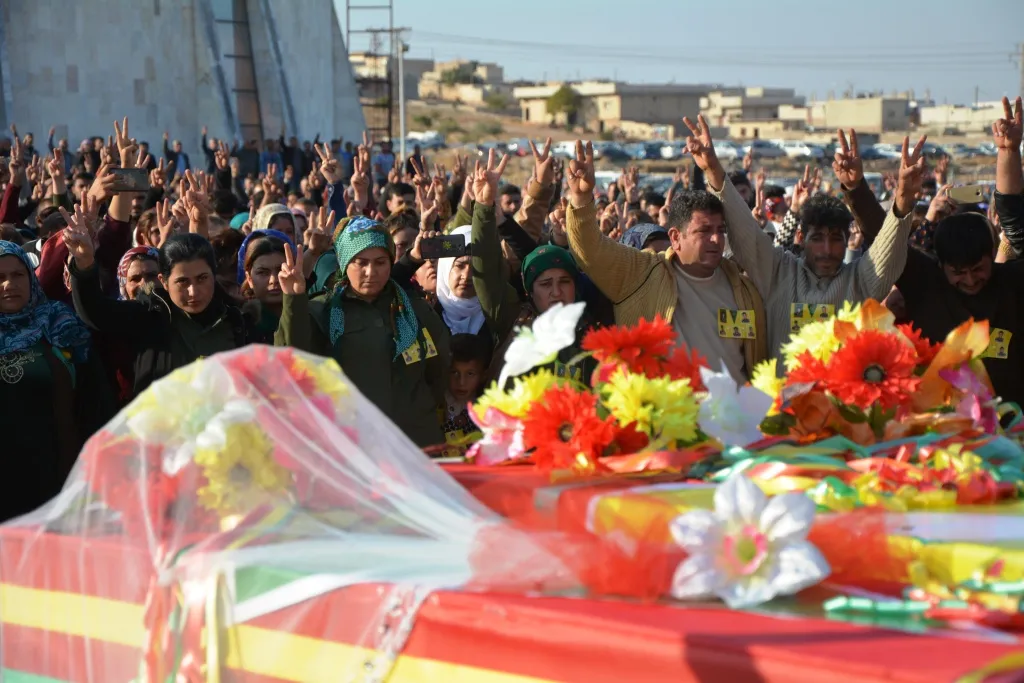 Li Kobanê 3 şehîdên Berxwedana Rûmetê hatin veşartin