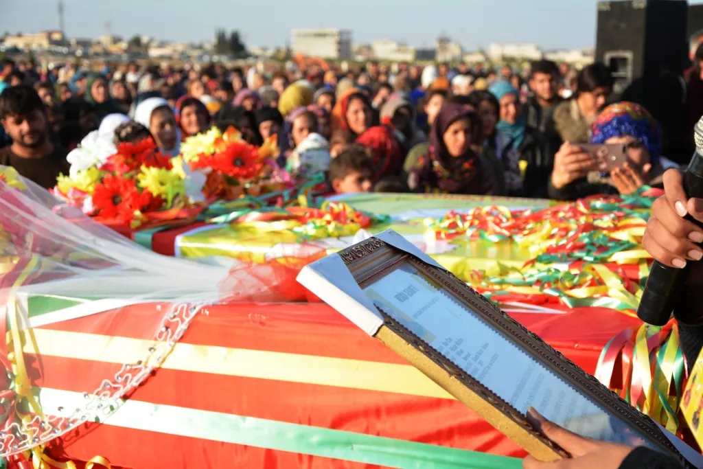 Li Kobanê 3 şehîdên Berxwedana Rûmetê hatin veşartin