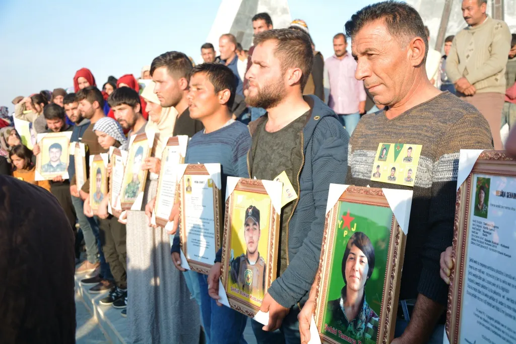 Li Kobanê 3 şehîdên Berxwedana Rûmetê hatin veşartin