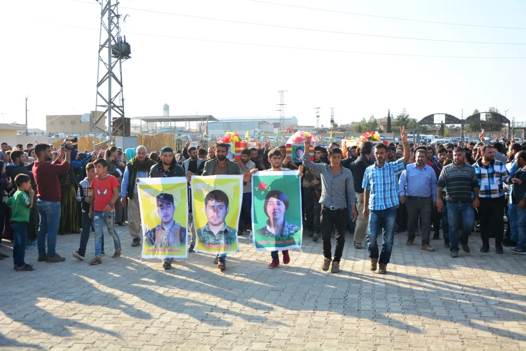 Li Kobanê 3 şehîdên Berxwedana Rûmetê hatin veşartin