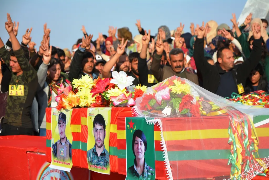 Li Kobanê 3 şehîdên Berxwedana Rûmetê hatin veşartin
