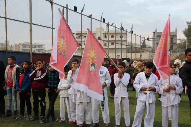 Werzîşvanên Minbicê li dijî dagirkeriyê meşiyan