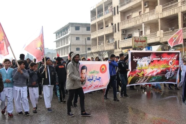 Werzîşvanên Minbicê li dijî dagirkeriyê meşiyan