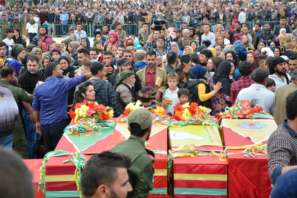 Cenazeyên 4 pakrewanên Berxwedana Rûmetê bi merasîmeke heybet li Kobanê hatin veşartin